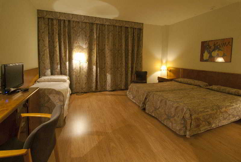 Hotel Domo Vilafranca del Penedes Bagian luar foto